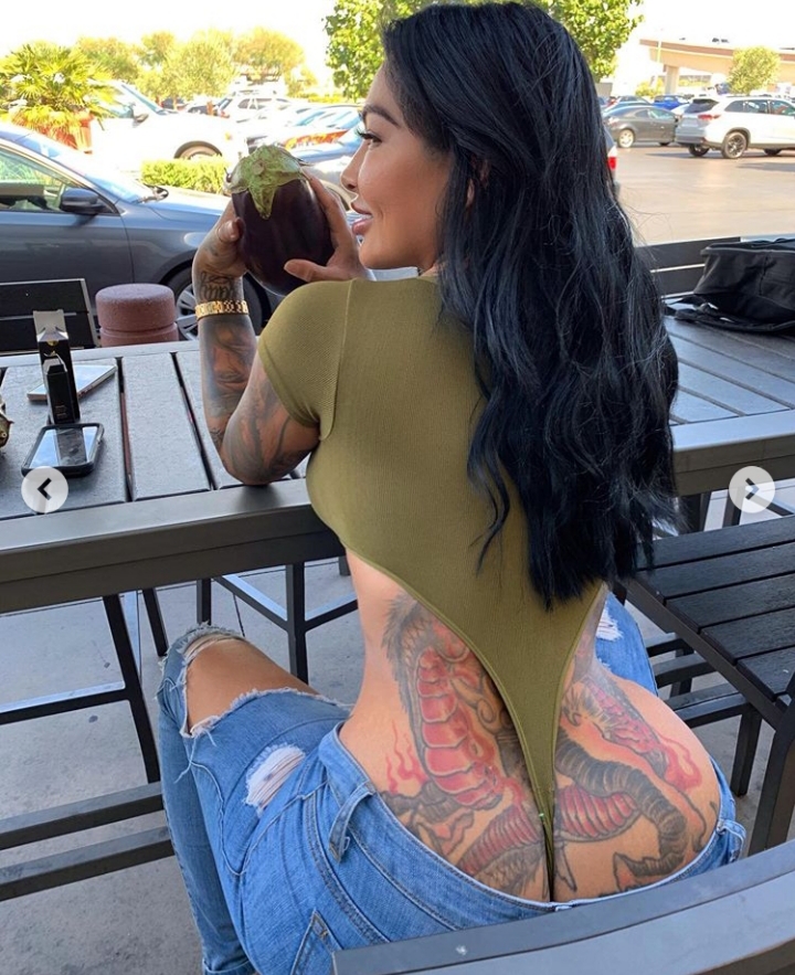 Modelo tatuada gostosa a bunda mais grande da Califórnia em fotos quentes