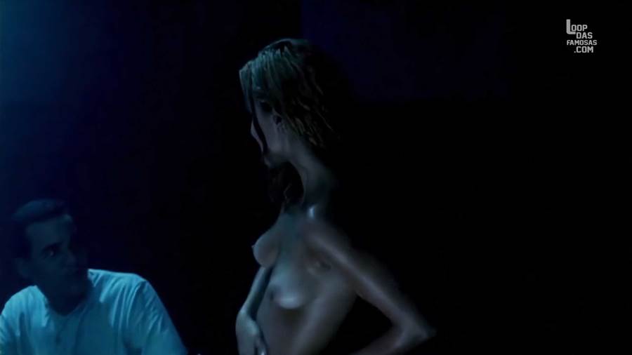 Alice Braga nua dançando pelada.